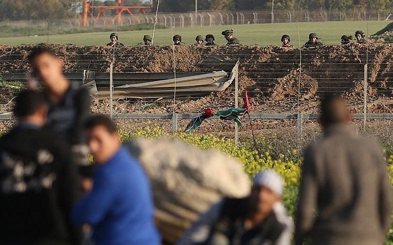 Česká společnost přátel Izraele 000_110534-e1519407597370 Soldiers defuse explosives planted on Gaza fence by Palestinian rioters Timesofisrael.com  