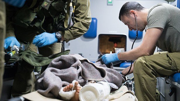 Česká společnost přátel Izraele Izraelsky-lekar-pomaha-syrskemu-diteti IDF zachraňuje zraněné syrské sirotky – poskytuje jim humanitární pomoc Izrael a svět Novinky  