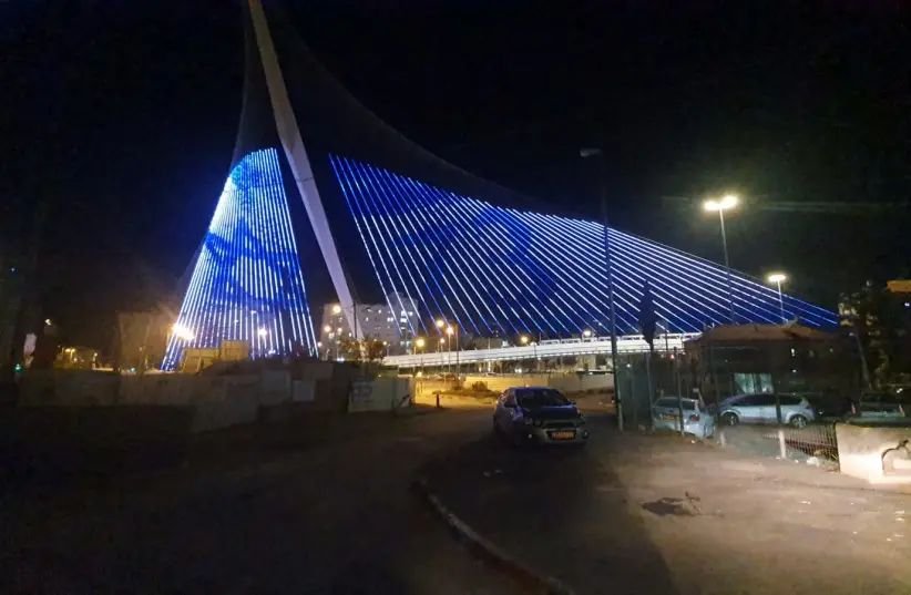 Česká společnost přátel Izraele Jerusalem-Bridge-illuminated-during-Israeli-Independence-Day Izrael slaví Den nezávislosti Historie Zpravodajství  