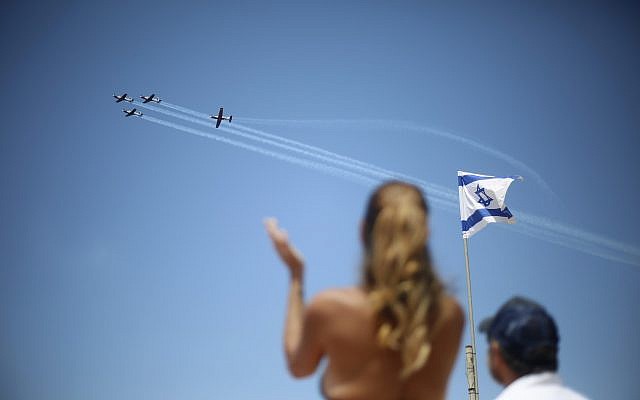 Česká společnost přátel Izraele Lidé-sledují-jak-izraelský-akrobatický-tým-letí-během-izraelských-70.-oslav-nezávislosti-v-Tel-Avivu-v-Izraeli-ve-čtvrtek-19.-dubna-2018. Izrael slaví 70 let! S barbecue a stíhačkami Novinky  